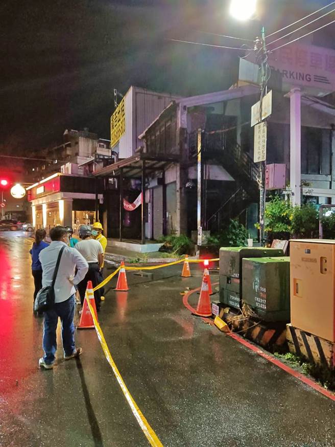 高市議員李雅靜透過臉書直播表示，現場因電線裸露又大雨積水而發生漏電，導致民眾疑似觸電失去生命跡象，目前已送醫搶救中。（柯宗緯翻攝）