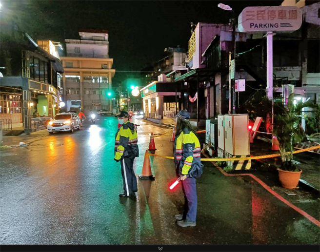 高市議員李雅靜透過臉書直播表示，現場因電線裸露又大雨積水而發生漏電，導致民眾疑似觸電失去生命跡象，目前已送醫搶救中。（柯宗緯翻攝）