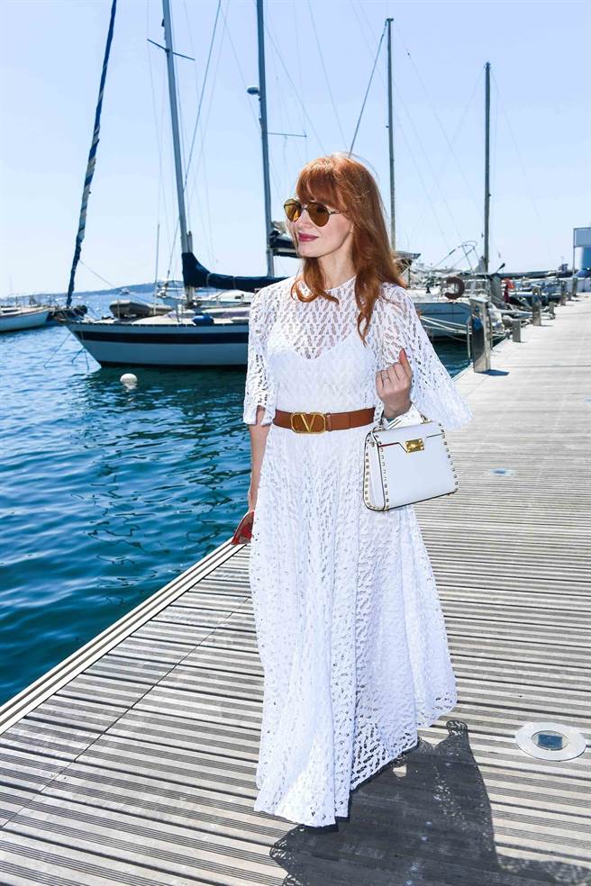 洁西卡雀丝坦以Valentino 2022新装搭配Garavani Alcove 手提包，展现海岛度假感。（Valentino提供）