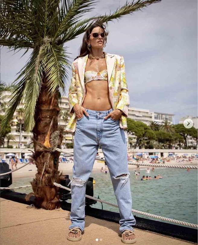 伊莎贝尔古拉特以Etro 2021春夏系列的印花西装搭配同款Bra Top，自信秀出健美身材。（翻摄自IG）