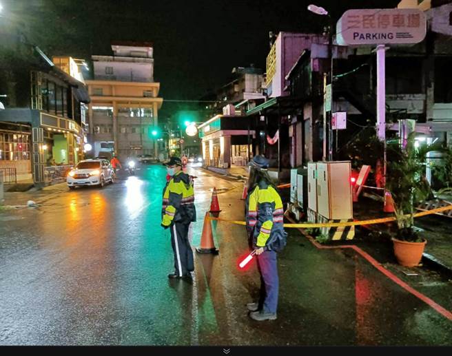 婦人撐傘涉水突傳巨響，連人帶傘倒地不起。