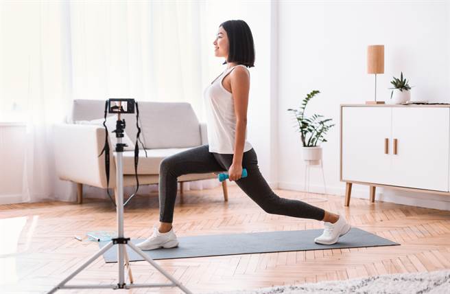 接案平台業者統計，三級警戒期間，零接觸接案工作排行前三類分別是家教老師、創意設計及電腦組裝。（圖／業者提供）