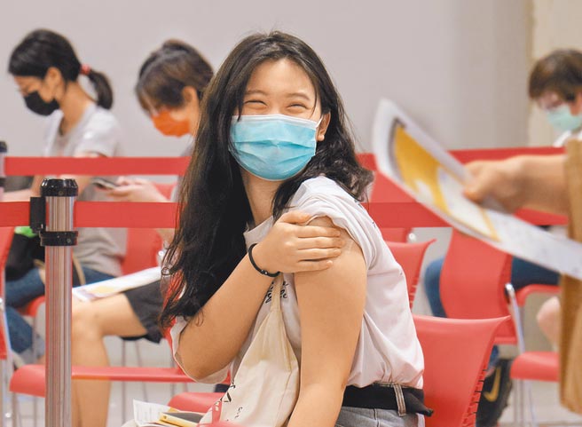 疫情指挥中心迟未开放疫苗混打，却发生不少人混打过关漏洞。图为花博争艷馆疫苗接种站情形。（本报资料照片）