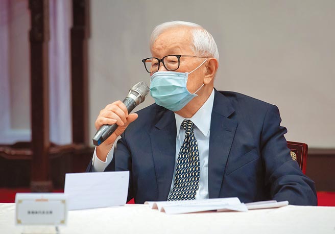 台积电创办人张忠谋日前在亚太经济合作会议（APEC）上表示，台湾需要更多的疫苗。（总统府提供）