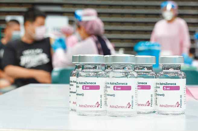 对于陈时中指价格是保密事项，叫他讲价格的，都是居心叵测。国民党立委陈玉珍强调，民眾有知的权利，「他们越紧张，越代表其中有猫腻」。图为AZ疫苗。（姚志平摄）