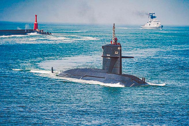 海军2艘剑龙级潜舰现正进行「战斗系统提升案」，海军司令部日前在脸书专页发布海龙号潜舰在1艘拉法叶军舰的护卫下，缓缓升起潜望镜协助测绘组导航进港，相当罕见。（文／吕昭隆 图／海军脸书）