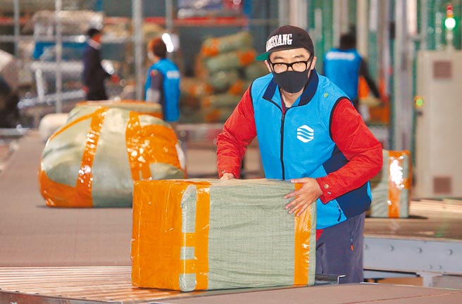 严防违规，关务署酝酿祭出新规，预计风险高的包裹先行。（本报资料照片）