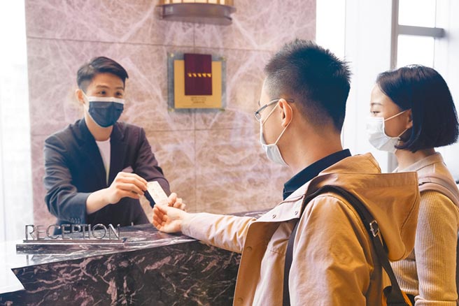 微解封后首个周末，双北观光饭店入住人潮回流不少，期待正式解封后的回补潮。（六福万怡提供）