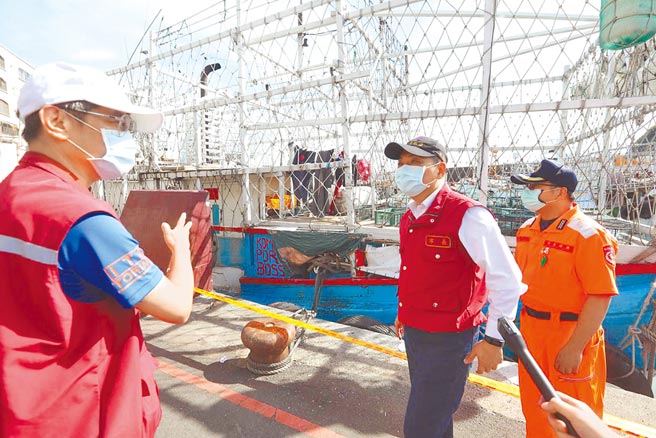 新北市長侯友宜18日上午前往萬里區野柳漁港視察漁工防疫情形。（新北市新聞局提供／葉書宏新北傳真）