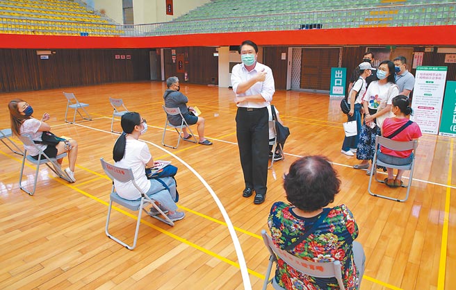 基隆市長林右昌表示，19日起將針對國小以下教職員及攤商，共4225人施打疫苗，預計21日全部打完。（基市府提供／張穎齊基隆傳真）