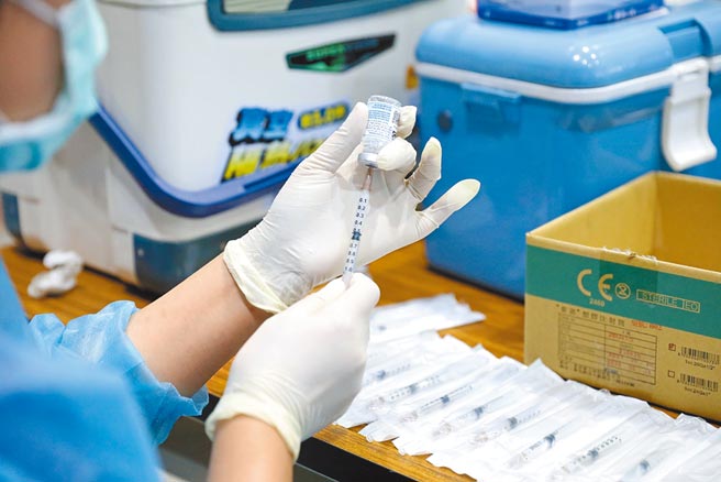 花莲国小教师与幼儿园，正准准备施打疫苗，不过有老师有疑虑，不想打AZ疫苗，想等到莫德纳或BNT疫苗，花莲县卫生局长朱家祥表示，尊重个人选择，但强调「打在身上的疫苗，就是好疫苗」，呼吁「快来打吧」！（花县府提供／王志伟花莲传真）