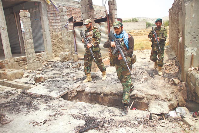 阿富汗政府和民兵组织塔里班的代表，17日至18日在卡达首都杜哈举行新一轮和谈。图为阿富汗安全部队人员在拉格曼省执行军事行动。（新华社）