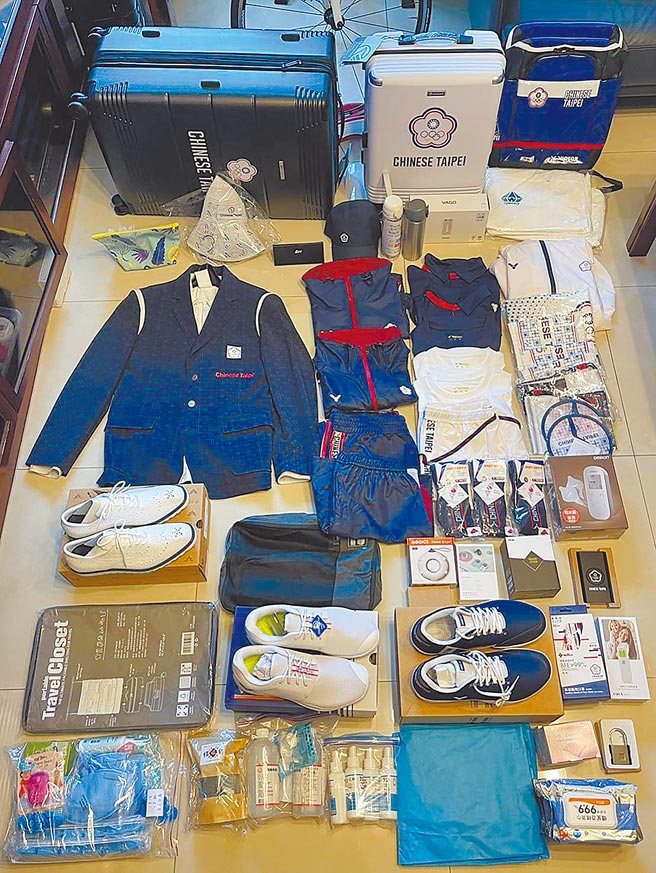 中华奥运代表团19日出发前往日本，这次发送的行李箱和过去大不相同，里面多了许多防疫物资，包括酒精、肥皂、N95口罩、湿纸巾、体温计等。（长庚医院提供）