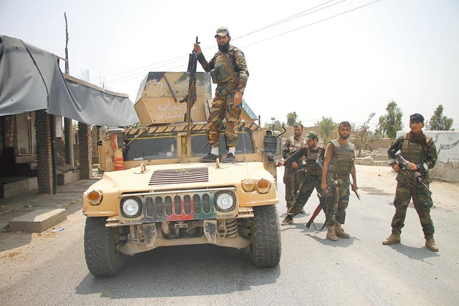 与阿国接壤的巴基斯坦警告，境内恐怖活动、以及针对执法人员的攻击事件有升高趋势，直指恐与阿国混乱局势脱不了关系。图为阿富汗安全部队人员在拉格曼省执行军事行动。（新华社）