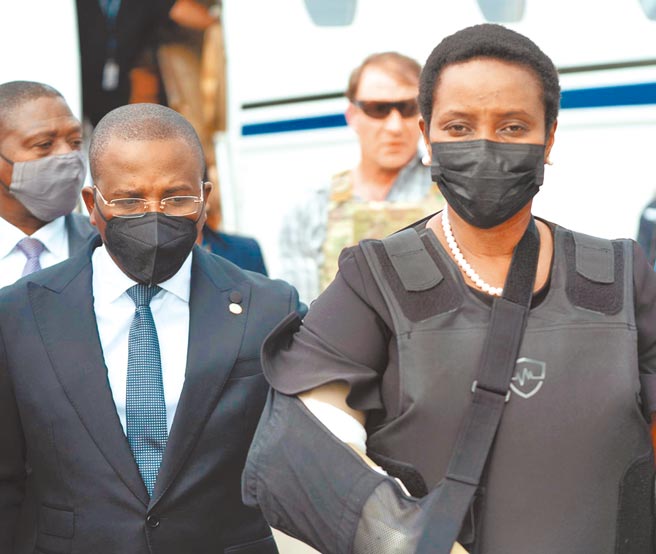 海地已故总统摩依士的遗孀玛婷17日手臂吊着绷带、身穿防弹衣，自美国搭乘私人飞机返回海地，将参加23日夫婿的国丧典礼。（海地通讯部照片）