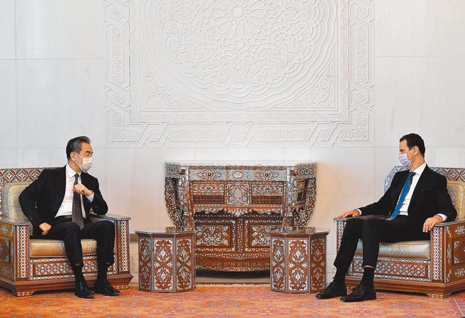 中国外交部长王毅（左）当地时间17日会见叙利亚总统阿塞德。王毅称，中方反对任何在叙实施「政权更迭」的企图。（新华社）