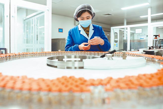 談到抗擊新冠肺炎疫情，王毅說，疫苗是戰勝疫情、拯救生命的利器，中國政府切實落實將疫苗作為全球公共產品的莊重承諾，立足中亞國家之急需，已向中亞各國援助和出口多批中國疫苗，中國和烏茲別克將啟動疫苗聯合生產。圖為大陸科興疫苗的瓶裝包裝線。（新華社）