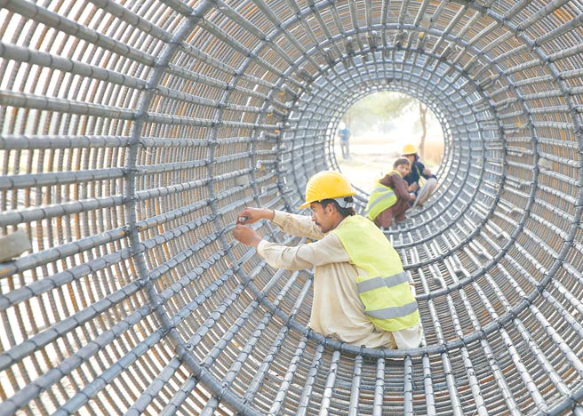 美军预计今年8月全面撤出阿富汗之际，中国选择积极西进中亚、中东，并在该区域大力推进「一带一路」倡议，强化与域内国家经贸合作。图为中国在巴基斯坦境内建设高速公路。（新华社）