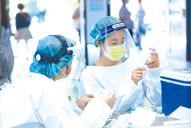 65岁民眾疫苗将拨配到台中市，市府22日加开快打站开打。（台中市府提供／卢金足台中传真）