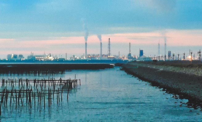 麥寮電廠燃煤機組將在2024年、2025年除役改燃天然氣，不過，六輕有2萬多個油槽，工安令雲林縣府相當憂心。（周麗蘭攝）