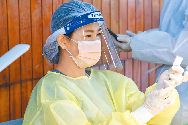 嘉义市国中小教职员将于20-22日接种新冠肺炎疫苗，嘉县国小教职员也将于21日接种。（嘉义县政府提供／张亦惠嘉县传真）