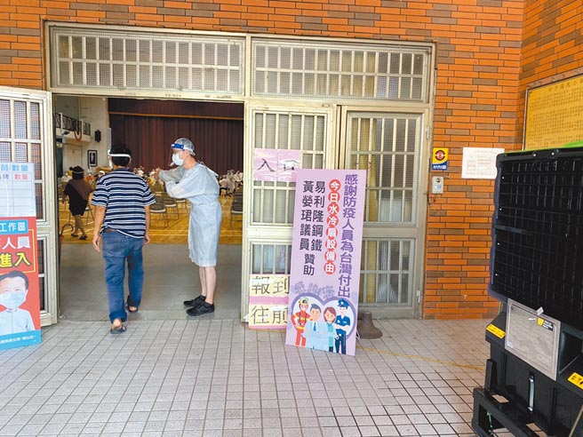 黄嫈珺指出，嘉县部分接种站场次预约人数低迷，跟数位落差有关，希望中央拨补更多疫苗让地方弹性运用。（黄嫈珺提供／张亦惠嘉县传真）