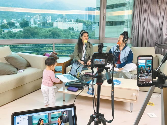 张学仁（右）利用时间为「功夫妈妈秀」Podcast录音。（凯特文化经纪提供）