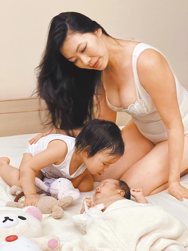 張學仁帶2個女兒為母嬰品牌拍照。（凱特文化經紀提供）