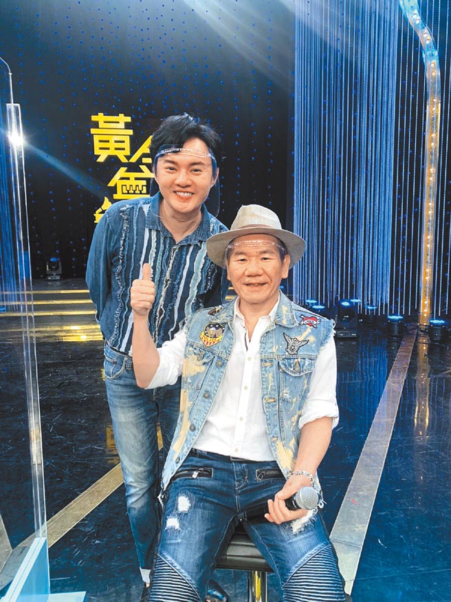 赵传（右）和许富凯在节目上相见欢。（黄金年代提供）