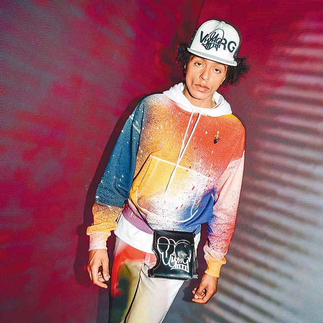 Off-White Offkat联名系列彩绘连帽上衣2万3600元。（Off-White提供）