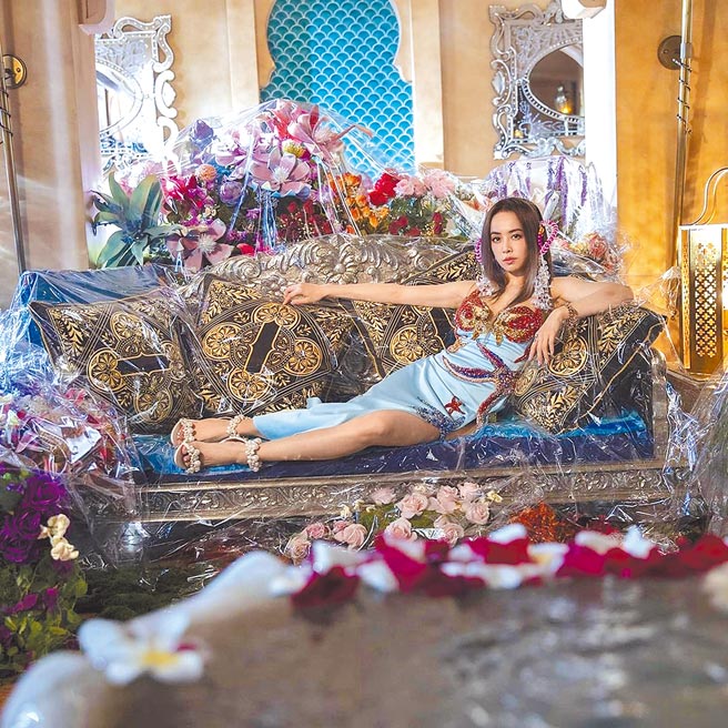 蔡依林穿上Versace 2021春夏作品，腳踩Jimmy Choo Maisel充滿貴氣感。（摘自IG）