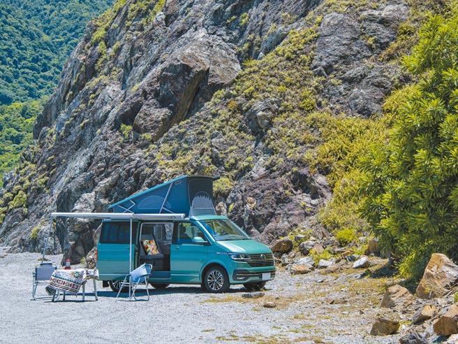 福斯商旅T6.1 California Ocean搭载2.0L TDI柴油双涡轮增压引擎，并配备4MOTION全时四轮驱动系统，车身提供2款素色漆、8款金属漆（见图，月桂绿）及2款特殊双色，总计12种车色选择，售价318.8万元起。（陈大任摄）