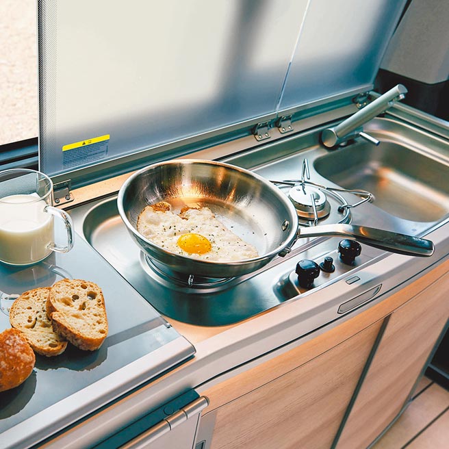 双嘴炉具及水槽。（福斯商旅提供）