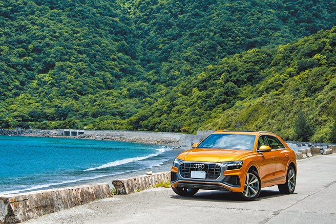 Audi Q8 55 TFSI quattro S line配备多项高科技配备，如HD Matrix高阶矩阵式LED极光头灯组就相当抢眼，新车售价392万元起。（陈大任摄）