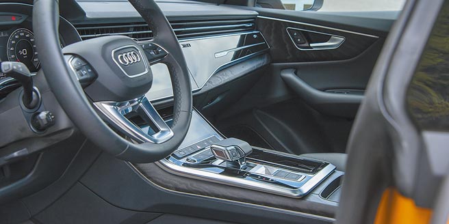 皮革、木质与金属配件营造出奢华质感的科技化座舱。（陈大任摄）