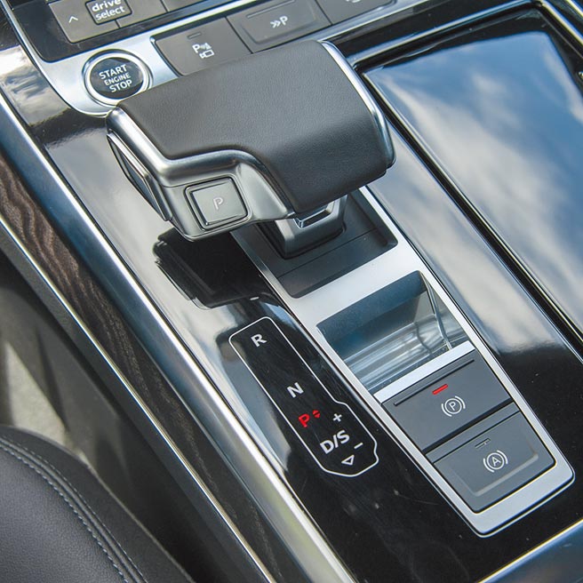 排檔座造型很有未来感。（陈大任摄）