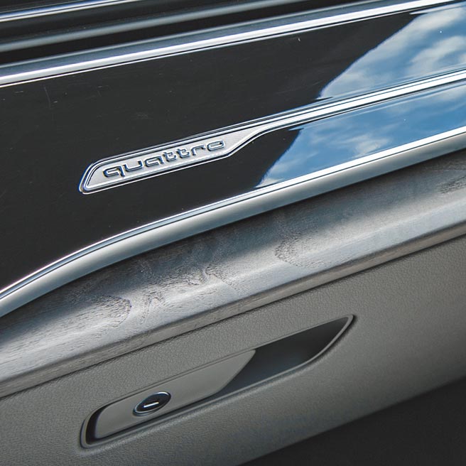 车内採用镜面内装饰板。（陈大任摄）