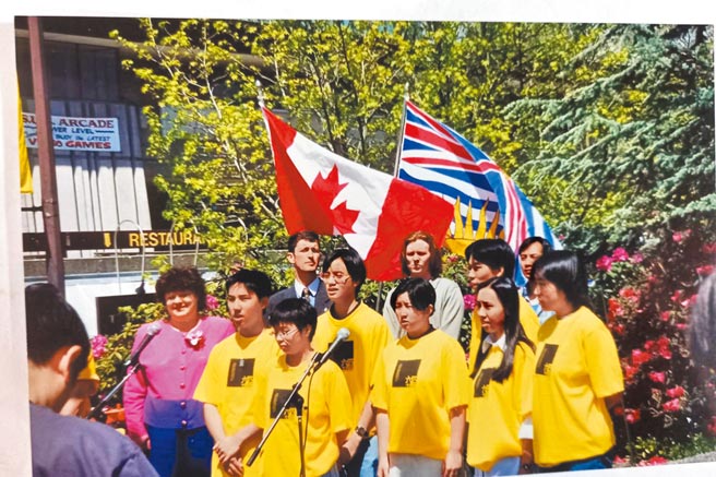 1999年時報文學獎報導文學類得獎作品〈消失的衛星孩子〉裡楓葉國的一群小留學生。（楊樹清提供）