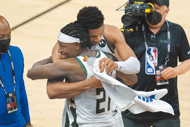 阿提托康波（中后）跟哈勒戴（中前）拥抱庆祝公鹿听牌。（美联社）