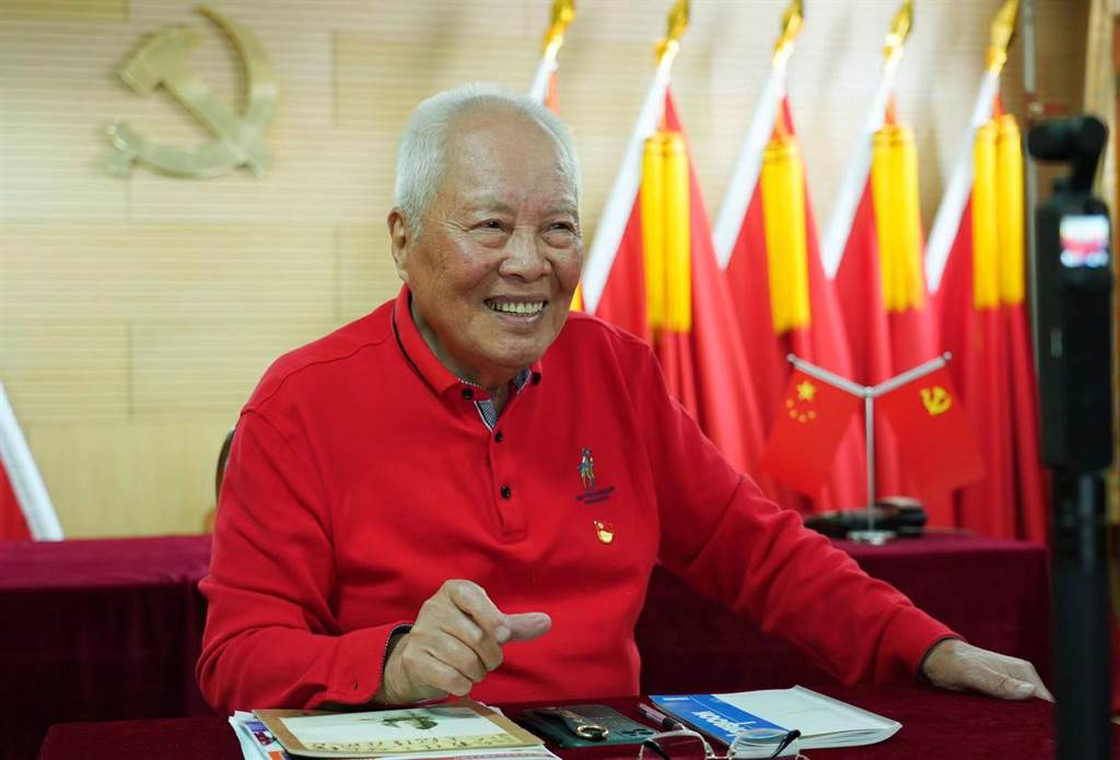 94歲高齡、有著74年黨齡的台籍中共黨員鄭堅接受媒體採訪。（徐波攝影）