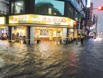 雷雨狂炸 港都淹水 路人觸電命危