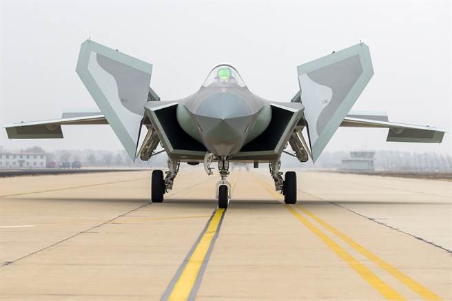 陆官方首次公布歼-20战机参与巡航任务的消息，让许多军事报导作者与军迷们极为兴奋。（图／中国军网）