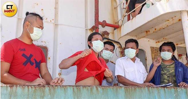 德运轮在台北港已停泊将近2年，由船东「恶意遗弃」，船员们遭欠薪千万、有家归不得，他们的衣物因长期无法更换，已出现大洞。（图／赵文彬摄）