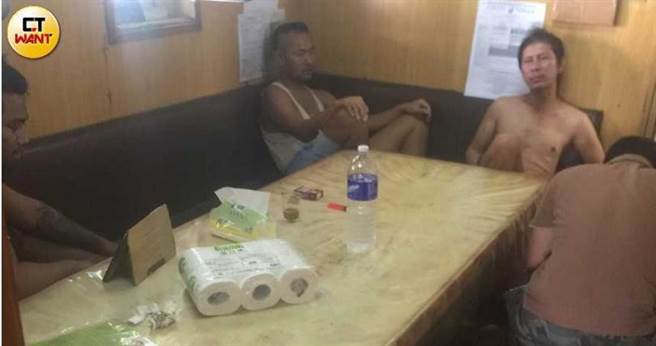 德运轮船舱的冷气故障多时，8名船员白天只能靠一台小电扇对抗高温，经常热到发晕，在船舱内奄奄一息。（图／读者提供）