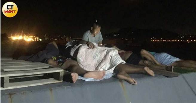 为了省油，船员们一到晚上便关起电扇，跑到甲板睡觉，忍受蚊虫叮咬，连睡个好觉都是奢望。（图／读者提供）