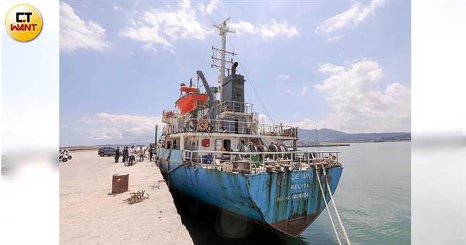 船籍设在贝里斯的德运轮属于杂货轮，幕后船东据传为大陆人士，长期神隐不处理欠薪问题，导致轮船滞留台北港长达21个月。（图／赵文彬摄）