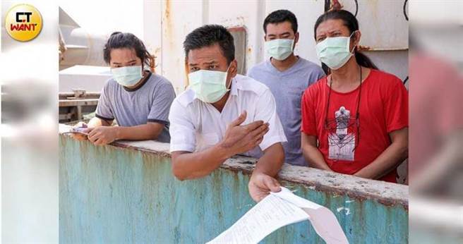 现因疫情，船员未经检疫无法下船安置，但因为船东的恶意遗弃，造成船员完全无法下船，与人沟通时只能伸长身子。（图／赵文彬摄）