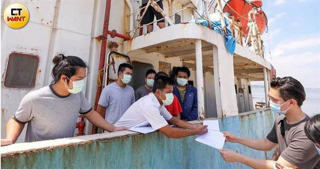 現因疫情，船員未經檢疫無法下船安置，但因為船東的惡意遺棄，造成船員完全無法下船，與人溝通時只能伸長身子。（圖／趙文彬攝）