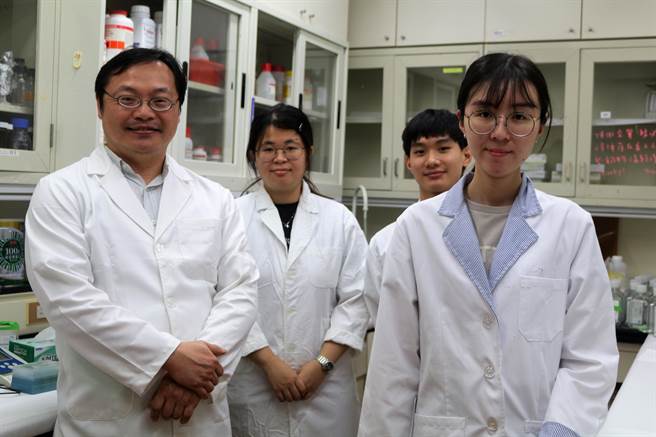 阳明交大生物医学影像暨放射科学系教授李易展与他实验室的学生。（阳明交大提供／林志成台北传真）
