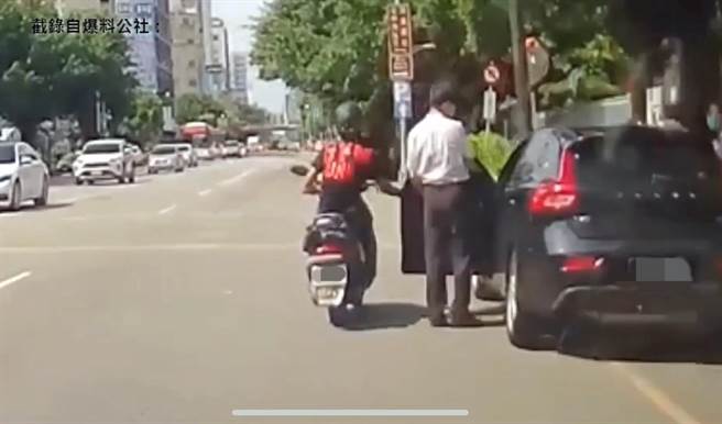 机车骑士疑制造假车祸「碰瓷」正在开车门的轿车驾驶。（台中市警局提供／冯惠宜台中传真）